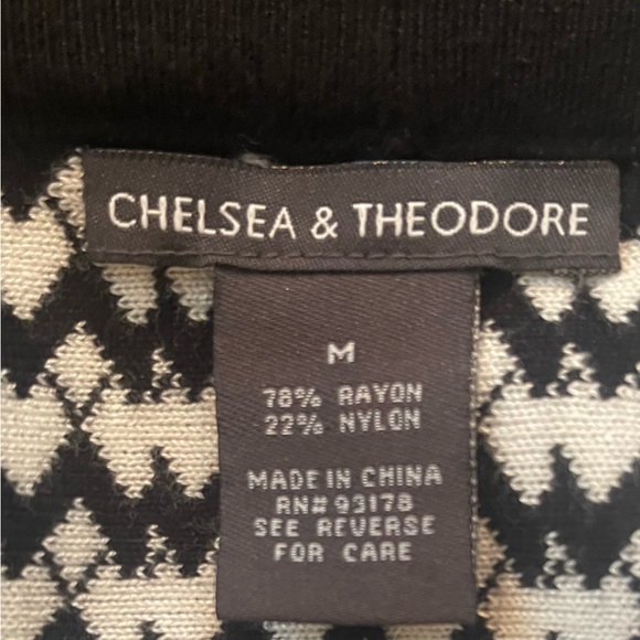 Chelsea & Theodore Stylish Knit Skirt. - size Medium in Black and White - Picture 4 of 8